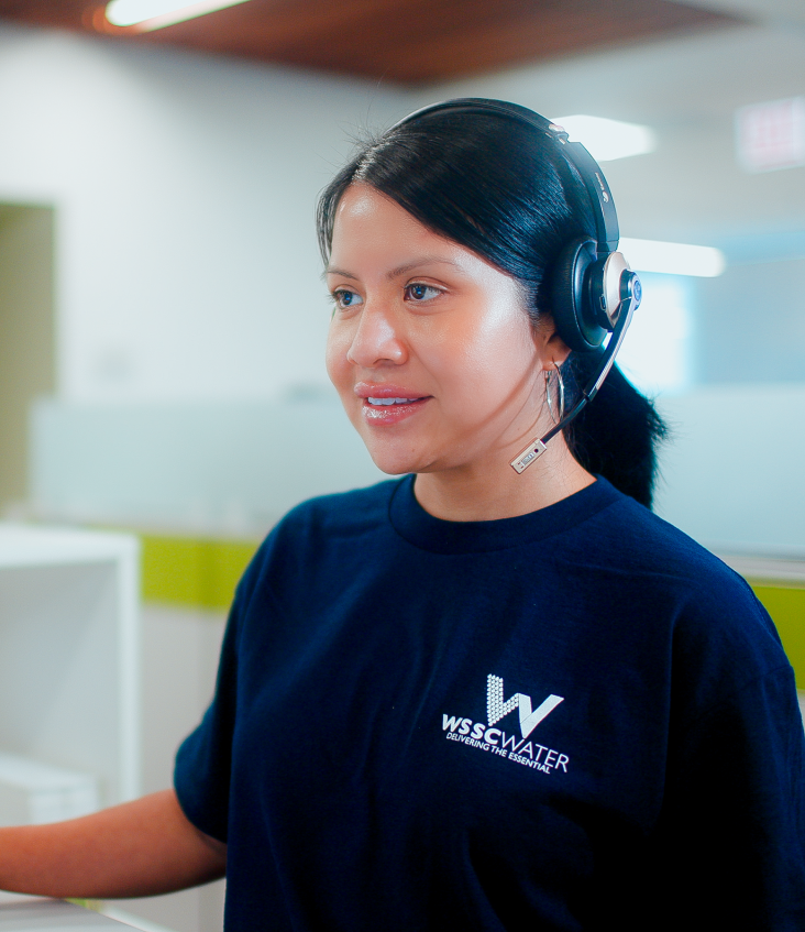 Elizabeth Tapia, customer service advisor answering a call