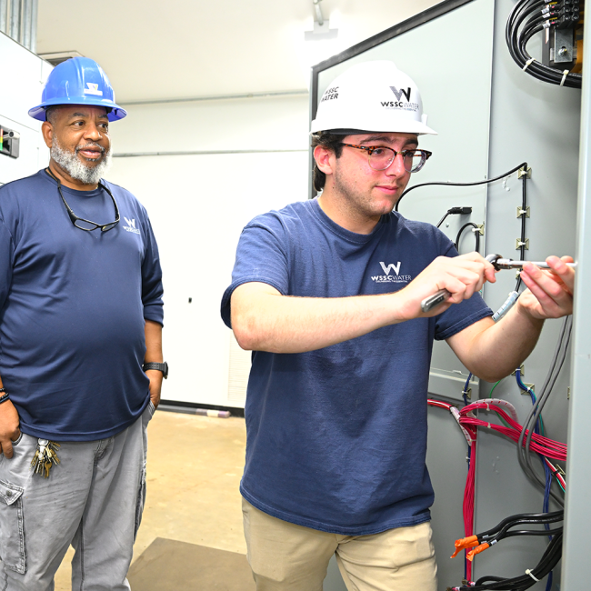 Intern being mentored by a WSSC Water employee