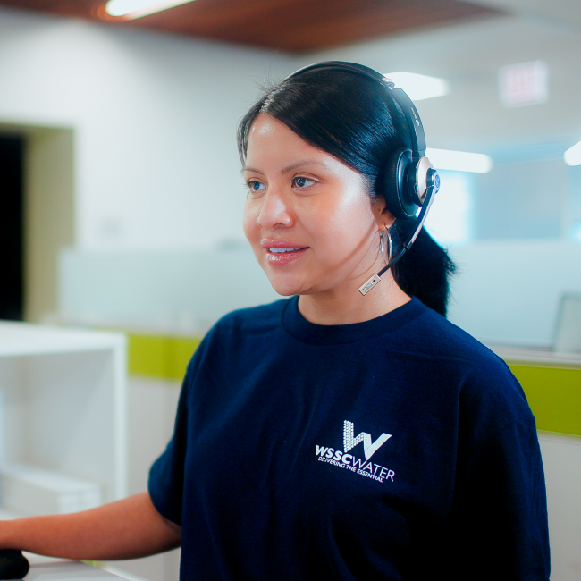 Elizabeth Tapia, customer service advisor answering a call
